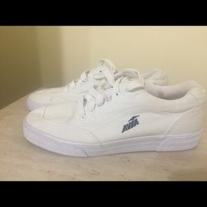 Size 8 women Avis sneakers